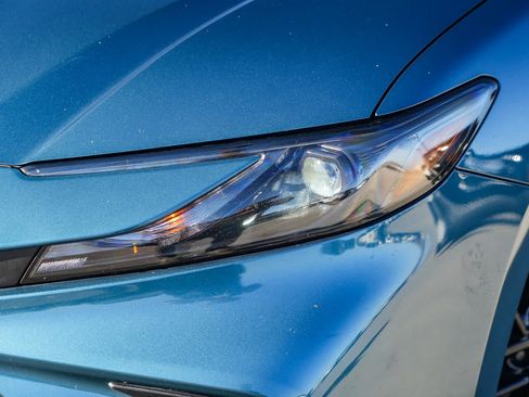 Used 2025 Toyota Camry SE FWD image 2