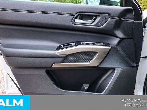 Used 2024 Nissan Pathfinder Platinum image 40