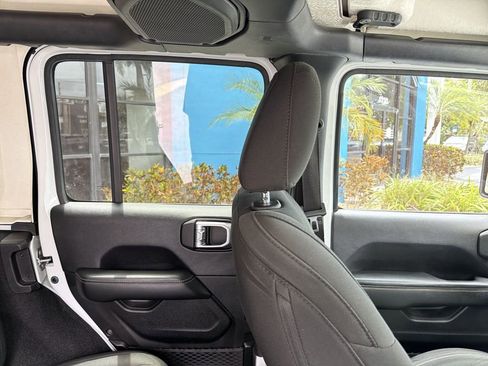 Used 2020 Jeep Wrangler Unlimited Sahara w/ Safety Group AWD/4WD image 16
