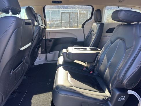 Used 2020 Chrysler Pacifica Touring-L Plus w/ Tire & Wheel Group image 12