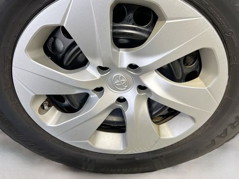 Used 2019 Toyota RAV4 LE FWD image 14