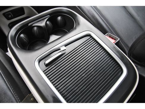 Used 2024 Chrysler Pacifica Touring-L FWD image 32