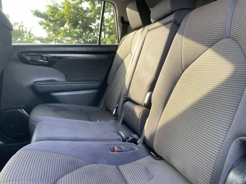 Used 2023 Toyota Highlander LE FWD image 16