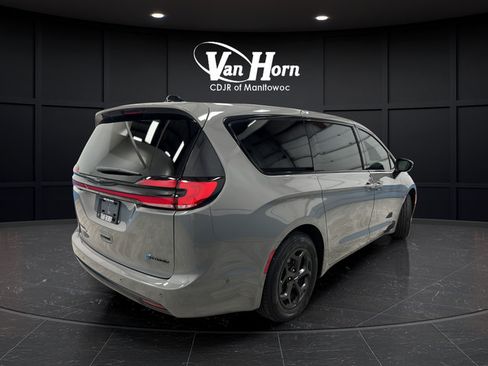 Used 2023 Chrysler Pacifica Limited w/ S Appearance Package FWD image 7
