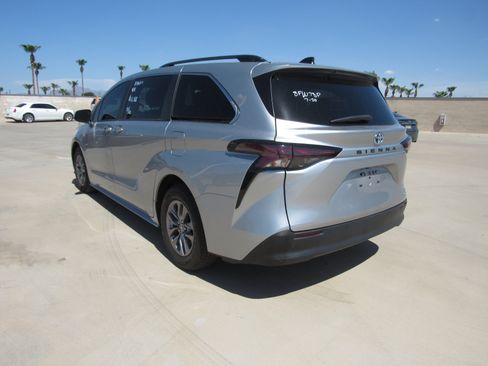 Used 2024 Toyota Sienna XLE FWD image 4