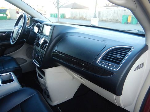 Used 2013 Chrysler Town & Country Touring-L image 19