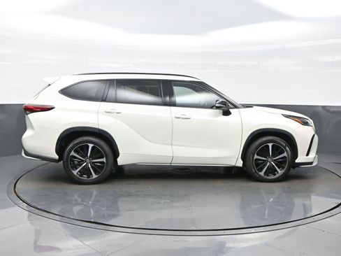 Used 2021 Toyota Highlander XSE AWD/4WD image 7