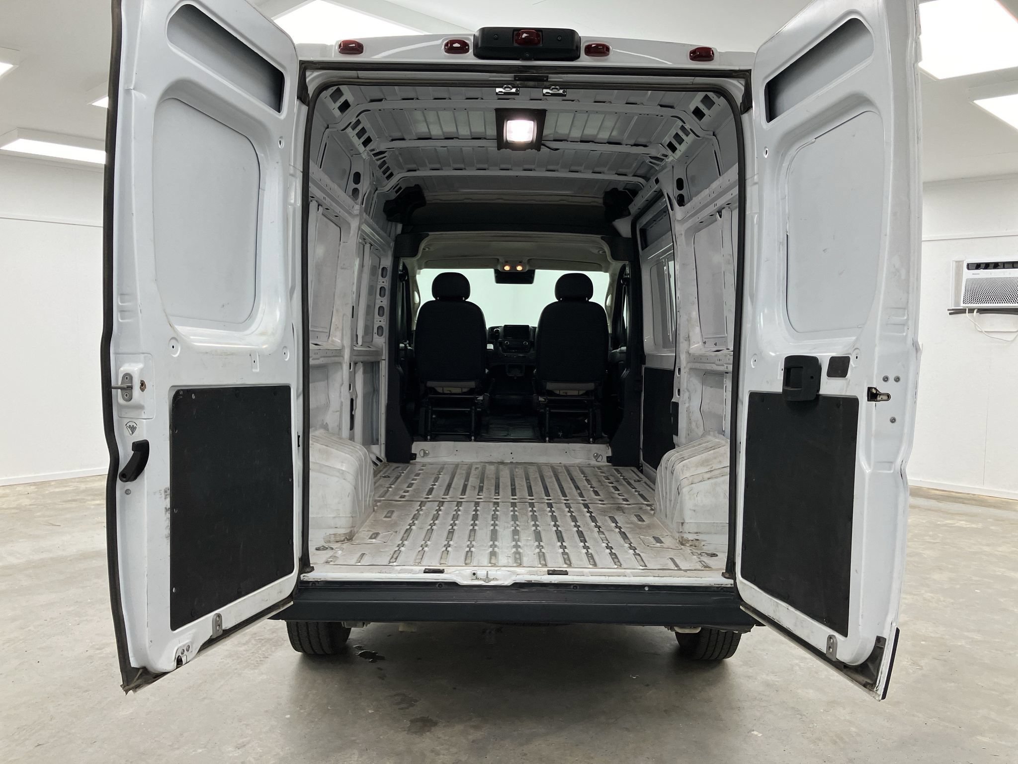 Used 2024 RAM ProMaster 2500 w/ Convenience Group FWD image 15