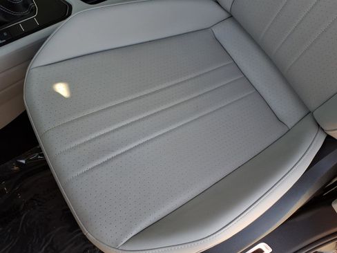 Certified 2023 Volkswagen Tiguan SE R-Line image 22