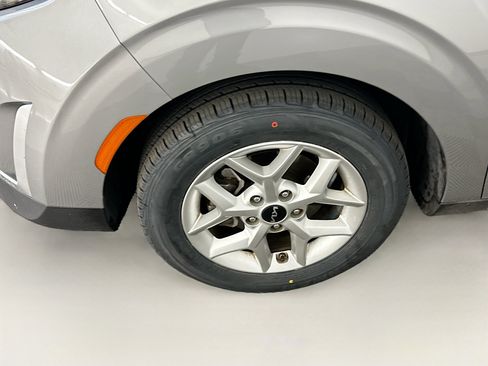 Used 2025 Kia Soul LX w/ LX Technology Package FWD image 11