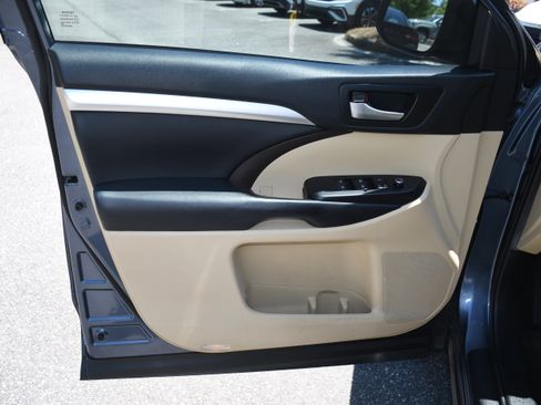 Used 2019 Toyota Highlander XLE FWD image 10