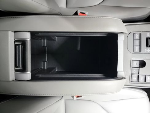 Used 2024 Toyota Highlander XLE image 29