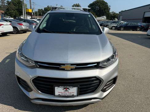 Used 2017 Chevrolet Trax LT w/ LT Convenience Package FWD image 4
