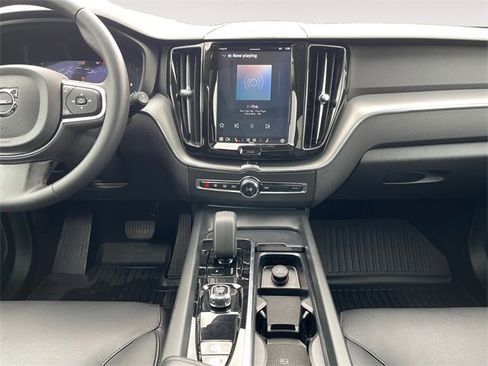 Used 2024 Volvo XC60 B5 Core image 11