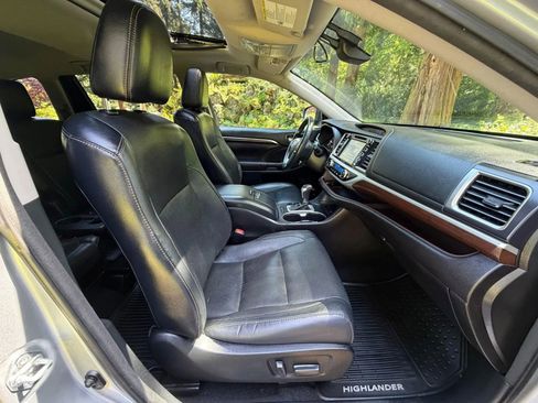 Used 2016 Toyota Highlander Limited w/ Driver Technology Package AWD/4WD image 9