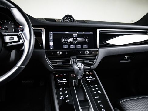 Certified 2024 Porsche Macan AWD/4WD image 19