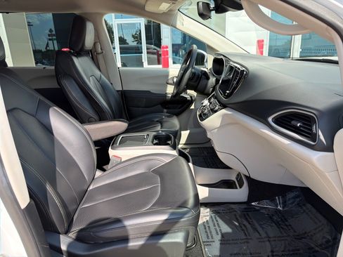 Used 2023 Chrysler Pacifica Touring-L FWD image 33