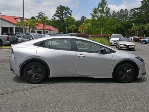 Used 2025 Toyota Prius LE FWD image 5