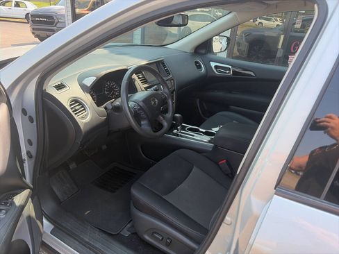 Used 2017 Nissan Pathfinder SV FWD image 9