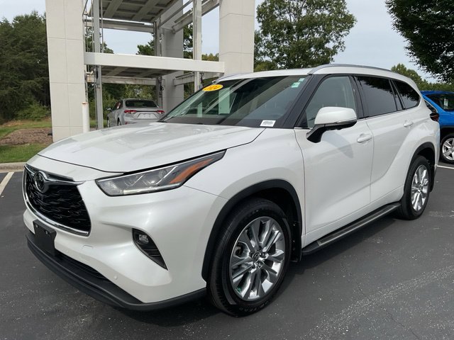 Used 2024 Toyota Highlander Limited AWD/4WD image 2