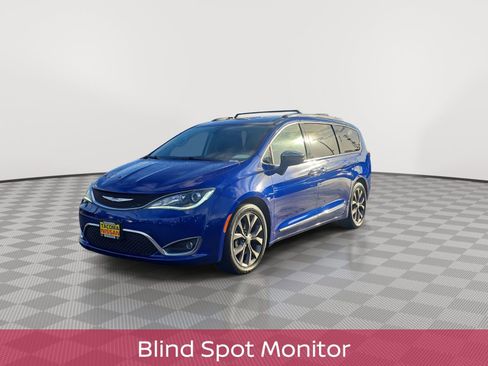 Used 2019 Chrysler Pacifica Limited image 4