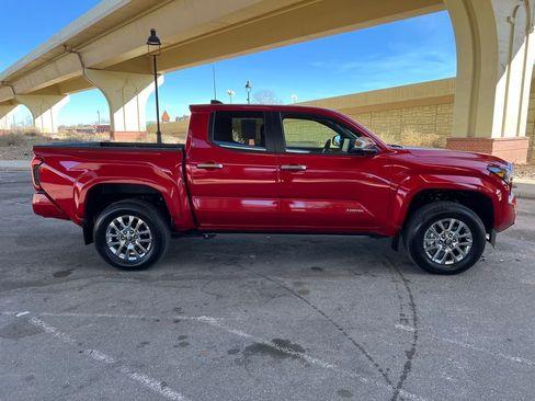 Used 2025 Toyota Tacoma Limited image 4