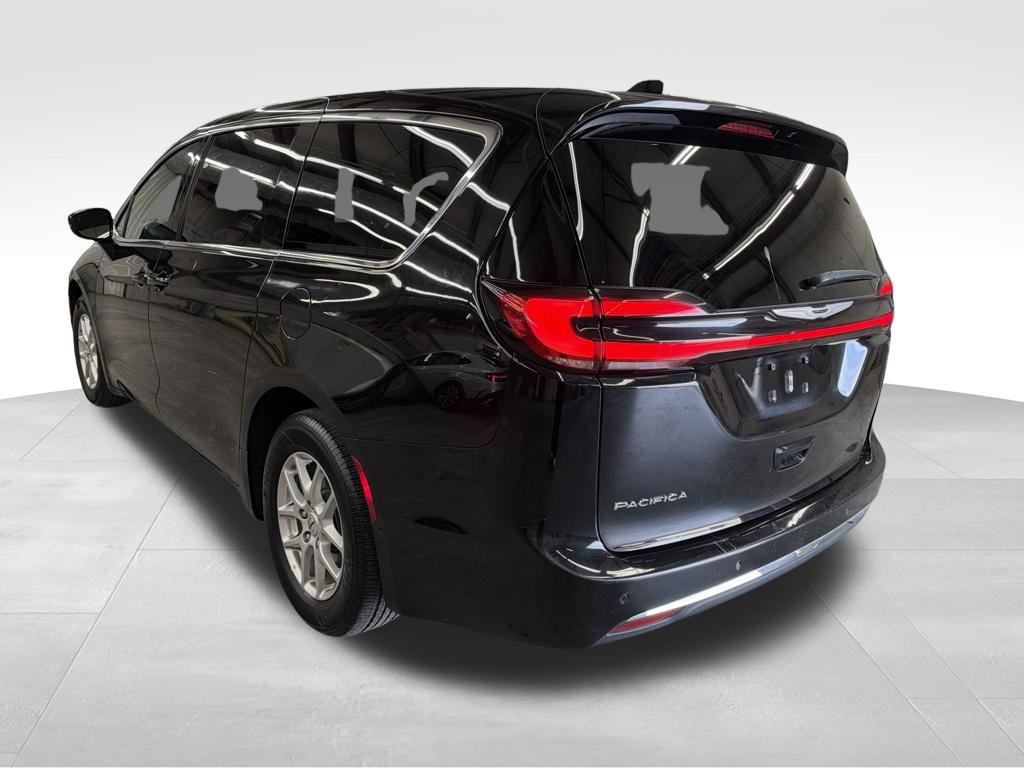 Used 2025 Chrysler Pacifica Select FWD image 7