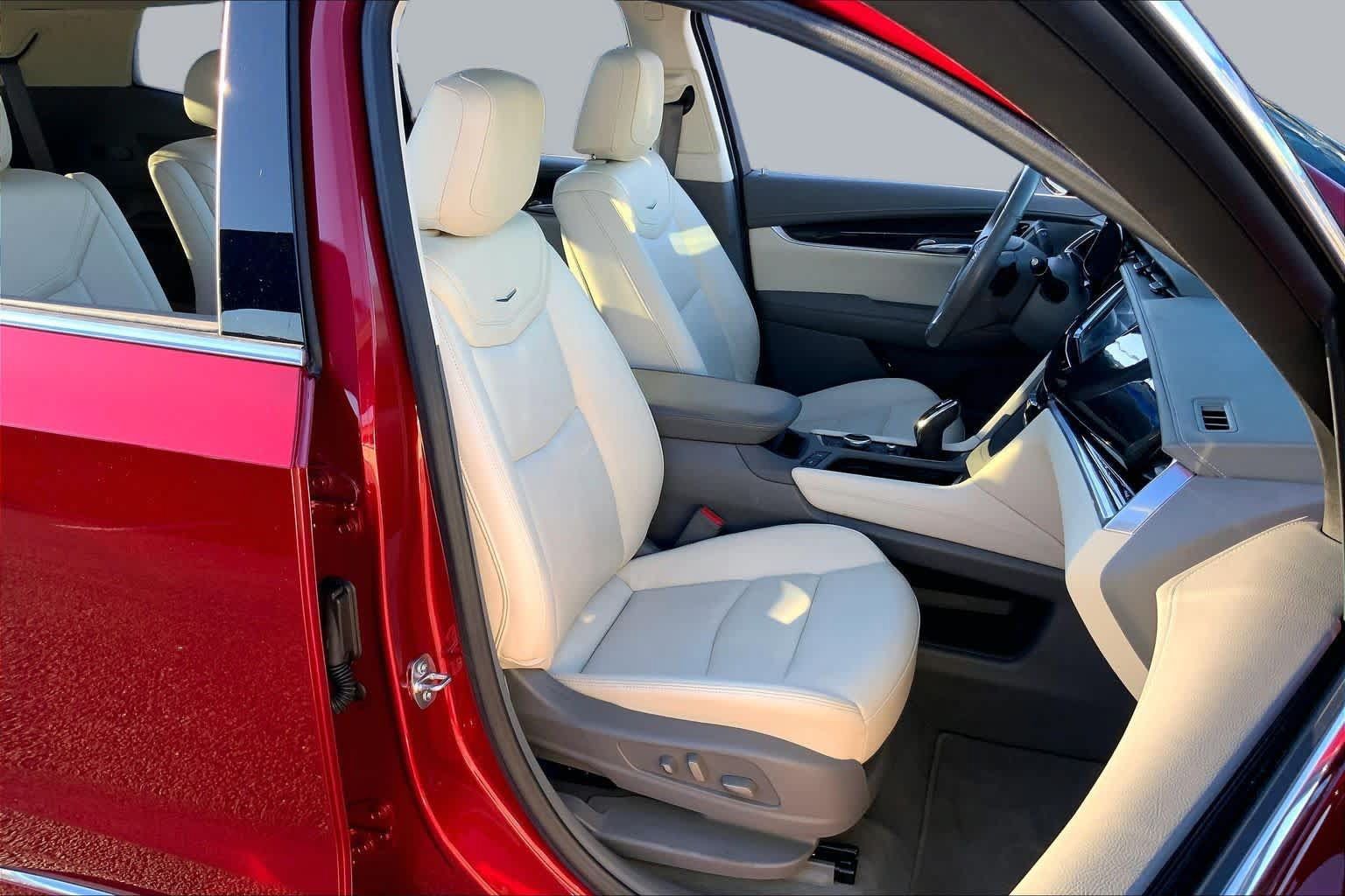 Used 2023 Cadillac XT6 Premium Luxury w/ Technology Package FWD image 8
