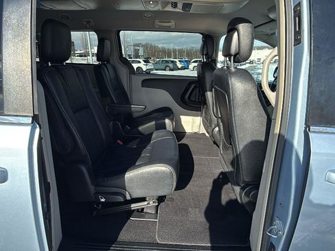 Used 2016 Chrysler Town & Country Touring image 20