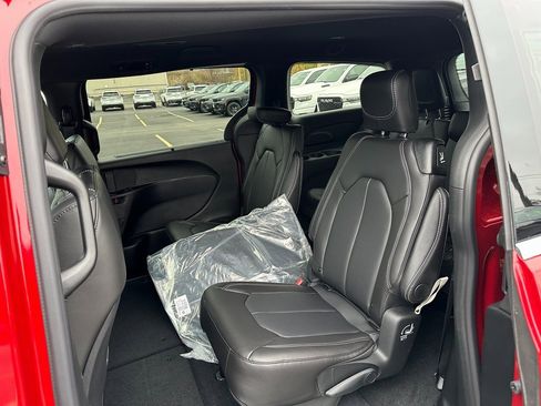 New 2026 Chrysler Pacifica Select image 13