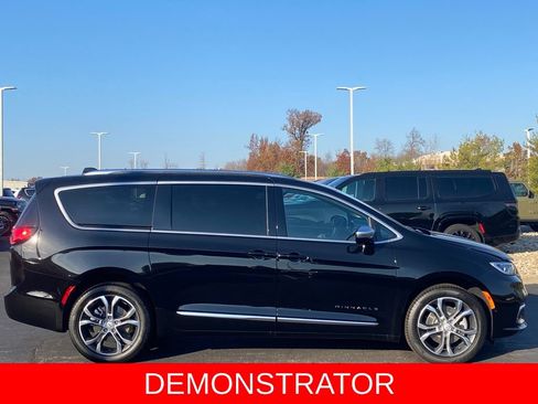 New 2026 Chrysler Pacifica Pinnacle AWD/4WD image 8