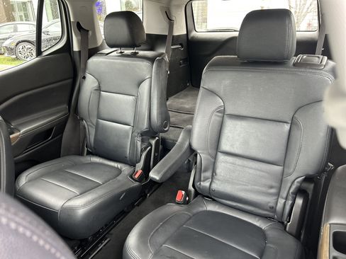 Used 2023 GMC Acadia SLE w/ Driver Convenience Package image 16