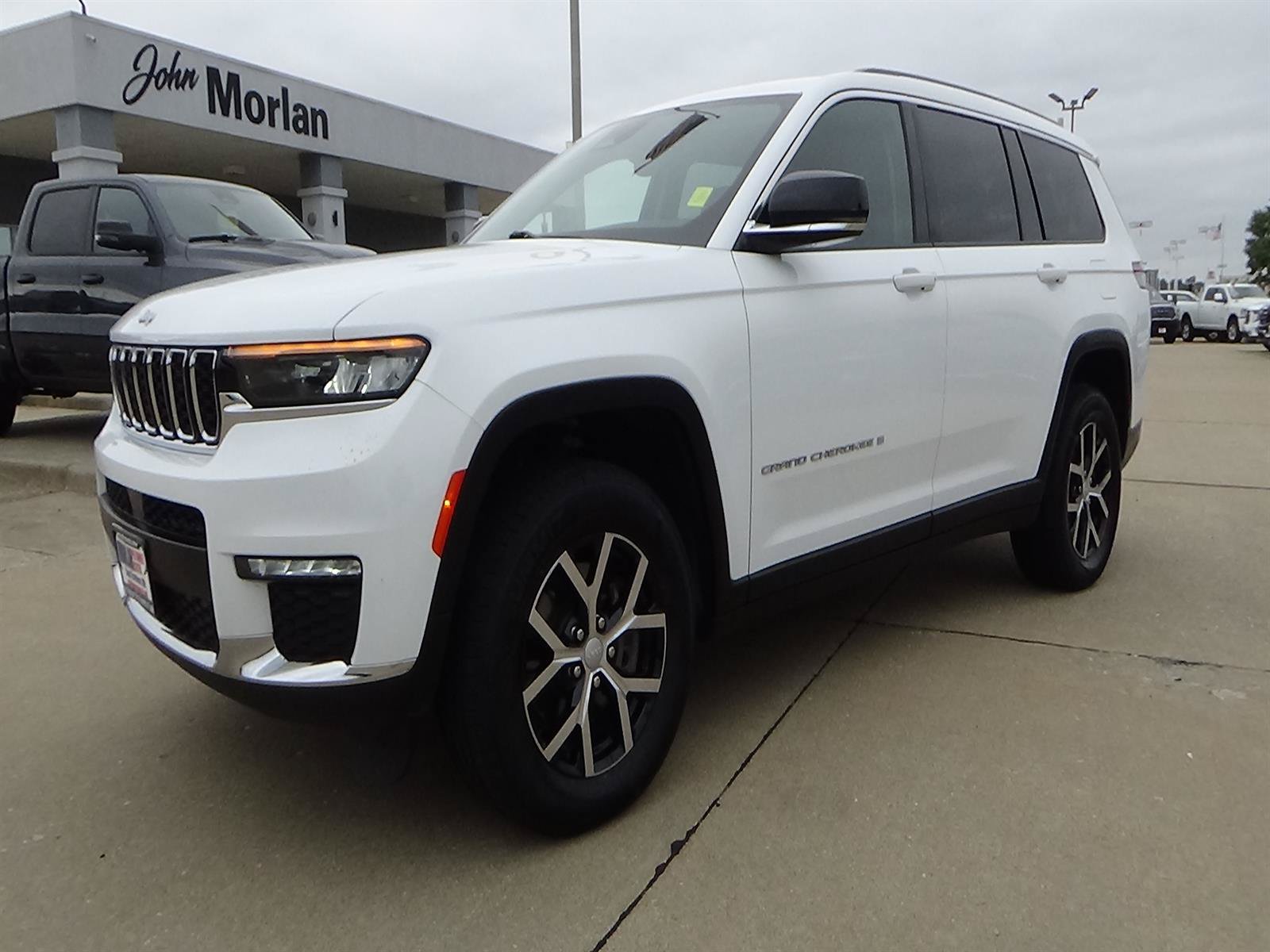 Used 2023 Jeep Grand Cherokee L Limited AWD/4WD image 2