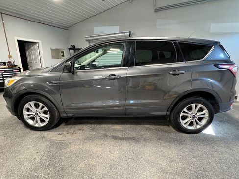 Used 2017 Ford Escape SE image 2
