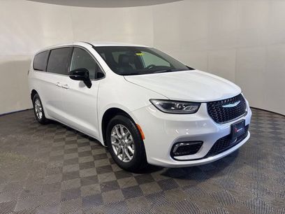 Used 2025 Chrysler Pacifica Select