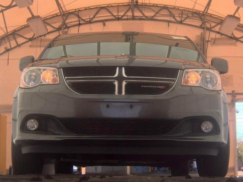 Used 2018 Dodge Grand Caravan SXT FWD image 3