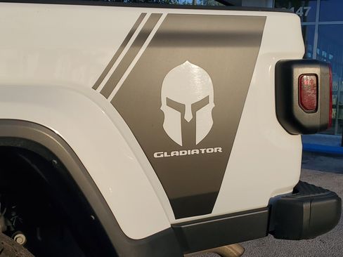 Used 2023 Jeep Gladiator Overland image 9