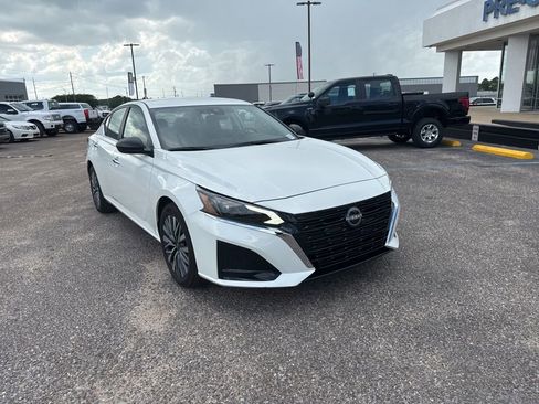 Used 2025 Nissan Altima 2.5 SV FWD image 2
