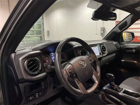 Used 2018 Toyota Tacoma TRD Sport image 10