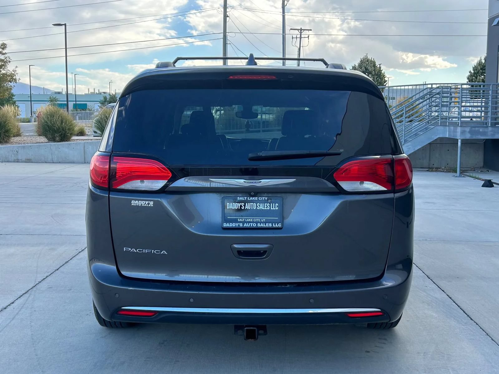 Used 2017 Chrysler Pacifica Touring-L FWD image 4