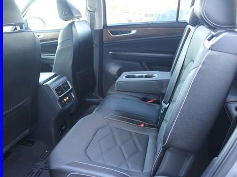 Used 2025 Volkswagen Atlas SE image 25