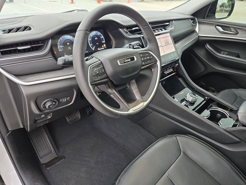Used 2023 Jeep Grand Cherokee Limited w/ Black Appearance Package AWD/4WD image 12