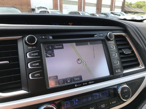 Used 2017 Toyota Highlander XLE w/ Carpet Mat Package AWD/4WD image 20