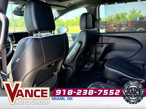 Used 2025 Chrysler Pacifica Limited FWD image 14