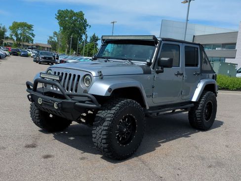 Used 2014 Jeep Wrangler Unlimited Sahara w/ Dual Top Group AWD/4WD image 4