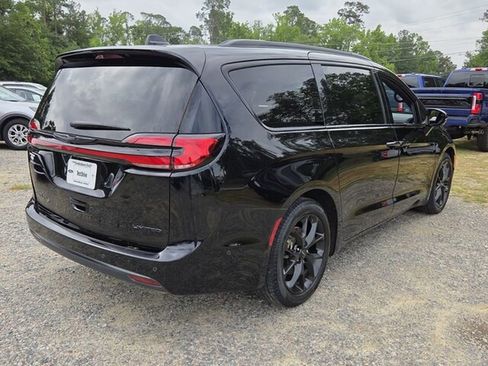 Used 2024 Chrysler Pacifica Limited w/ Uconnect Theater Family Group FWD image 14