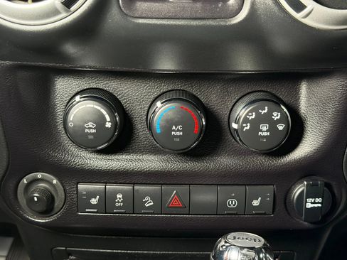 Used 2015 Jeep Wrangler Unlimited Rubicon w/ Connectivity Group AWD/4WD image 33