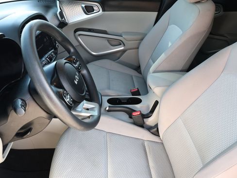 Used 2025 Kia Soul LX w/ LX Technology Package FWD image 13