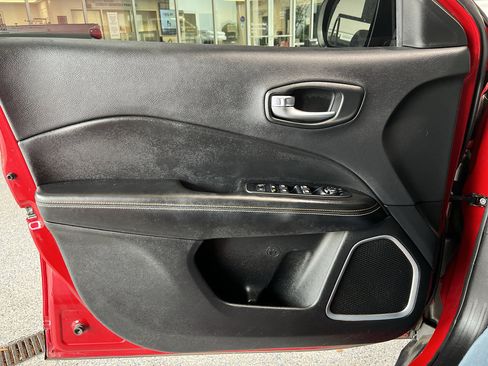 Used 2018 Jeep Compass Latitude w/ Popular Equipment Group FWD image 27