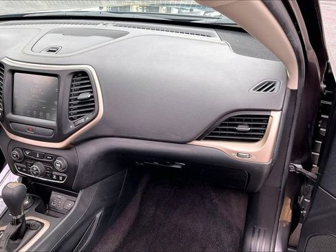 Used 2016 Jeep Cherokee Limited AWD/4WD image 19